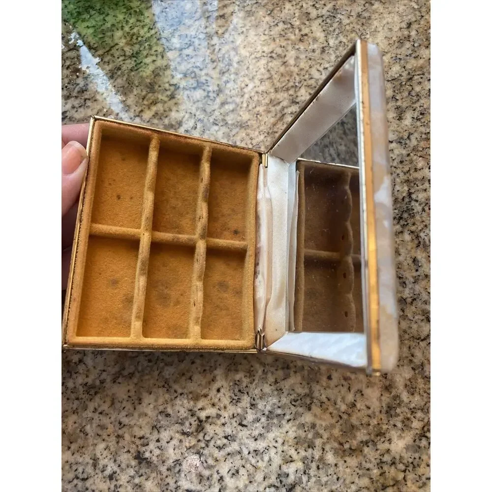 VINTAGE Creme Gold HARD SHELL EARRING JEWELRY BOX TRAVEL JEWELRY CASE